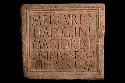 Relief comportant une dédicace à Apollon et Mercure par Magiorix et Quintus